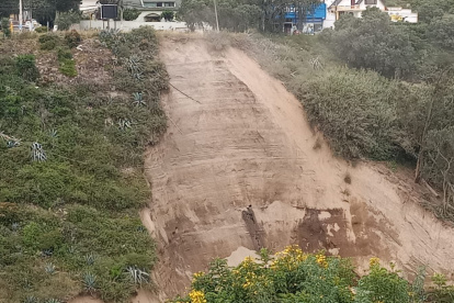 Los vecinos advierten que estos deslizamientos se vienen dando desde hace varios meses y empeoró desde la noche del martes