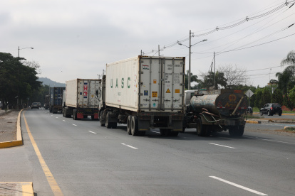Los tráileres que circulan por la vía a la costa lo hacen sin placa que los identifiquen. Residentes de la zona exigen mayor control de las autoridades a este tipo de automotores.