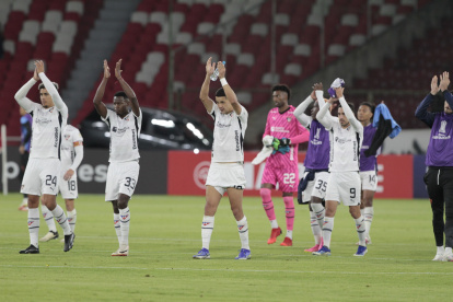 Los jugadores albos agradecieron al público por el respaldo en el duelo ante Universitario.