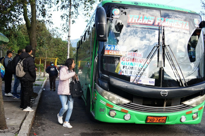 n La Vicentina se embarcan pasajeros que estudian o trabajan en el Valle.