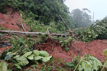 Las lluvias en Esmeraldas causan daños en vías.