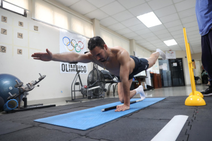 Antes de viajar a Argentina el microtenista ecuatoriano se sometió a exámenes médicos y preparación para el clasificatorio que se disputa en Mendoza.