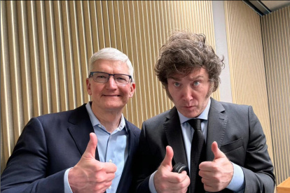 Captura de pantalla de una fotografía publicada en la cuenta de la red social Instagram del presidente de Argentina, Javier Milei, donde aparece el mandatario junto al consejero delegado de Apple, Tim Cook (i), este miércoles.