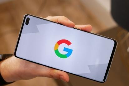 Logo. En la pantalla de un celular se ve la marca de Google.