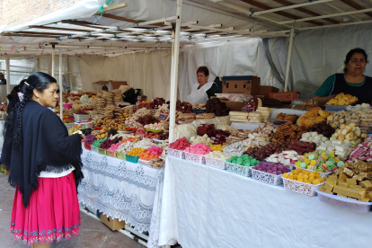 Archivo. Este 2024 habrá 90 vendedores de los tradicionales dulces de Corpus Christi que se ubicarán en el centro de Cuenca desde el 30 de mayo.