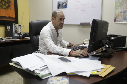 Ricardo Arques en su despacho en Guayaquil, cuando ejercía la vicepresidencia editorial de Granasa.