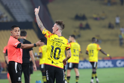 Damián Díaz en sus espaldas todo el juego y la magia del medio campo amarillo.