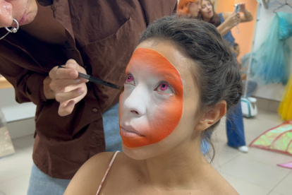 Selenne, el hada, interpretada por Michelle Zamudio, siendo preparada por el equipo de maquillaje
