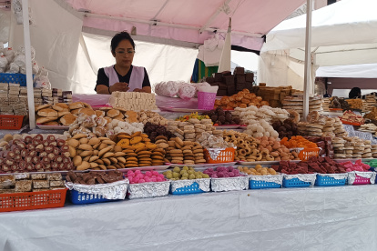 Daniela Guanga es la tercera generación de su familia que es parte de la elaboración de los dulces de Corpus