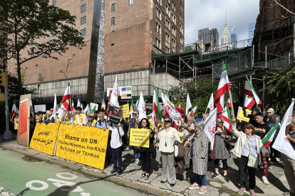 Un grupo de opositores iraníes se manifiesta contra la ceremonia en homenaje al presidente iraní muerto.