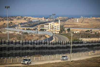Automóviles de la ONU circulan por una carretera a lo largo del corredor Filadelfia.