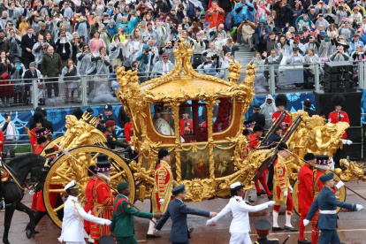 El monarca británico en carroza.
