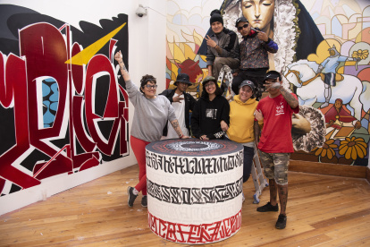 Artistas urbanos de todo el país y de varias generaciones participan en la retrospectiva, que se estrena hoy.