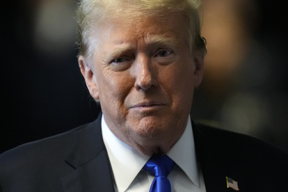 El expresidente estadounidense Donald Trump abandona el tribunal después de que un jurado lo declarara culpable.