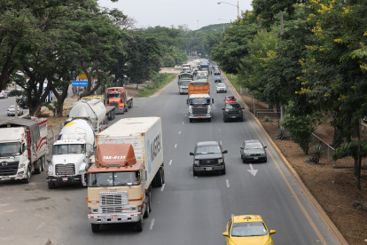 Tránsito. El paso de tráileres desde y hacia Posorja se han intensificado en la vía a la costa los últimos meses.