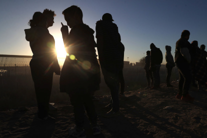 Imagen de referencia de migrantes que acampan en los alrededores del muro fronterizo de Ciudad Juárez, Chihuahua (México).