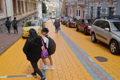 Las personas criticaron la pintura sobre la calle Caldas, en Quito, porque estaría resbalosa y afecta la imagen del centro.