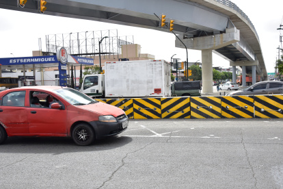 En la imagen, el muro que fue colocado debajo del nuevo viaducto de la avenida 25 de Julio.