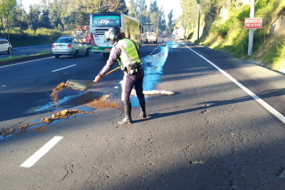 Agentes de la AMT rociaron material absorbente sobre el combustible, para limpiar la avenida Simón Bolívar.