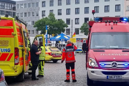 Los servicios de emergencia trabajan este viernes 31 de mayo de 2024 junto a la plaza central de Mannheim donde se produjo el ataque.