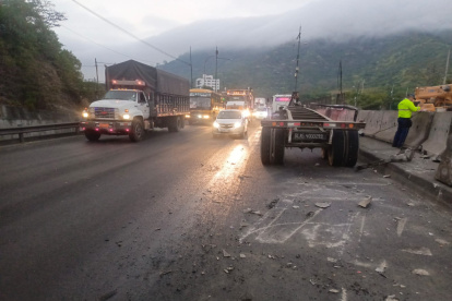 El tráiler se accidentó en la vía Perimetral.