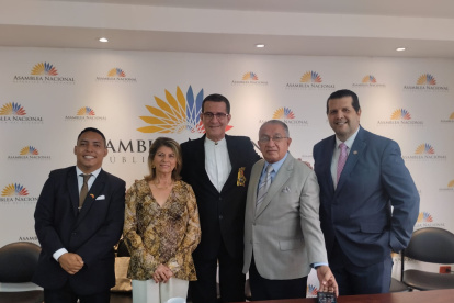 Polo Baquerizo recibió el reconocimiento de la Asamblea.