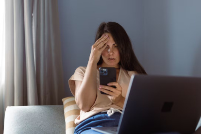 Expertos afirman que cada usuario pasa aproximadamente 400 minutos al día frente a una pantalla.