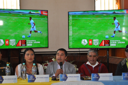 Evento deportivo: En la entrega de la camiseta al alcalde de Latacunga.