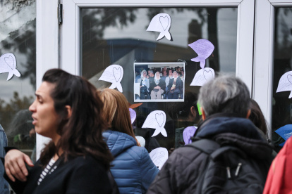 Personas se reúnen en el Micro Estadio de Morón para despedir a Nora Cortiñas, cofundadora de la asociación de Derechos Humanos "Madres de Plaza de Mayo" .