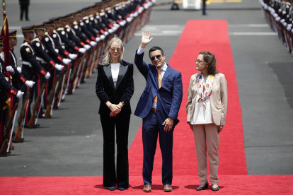 La ministra de Exteriores de El Salvador, Alexandra Gill (d), recibe al presidente de Ecuador, Daniel Noboa (c), y a la primera dama ecuatoriana, Lavinia Valbonesi (i).