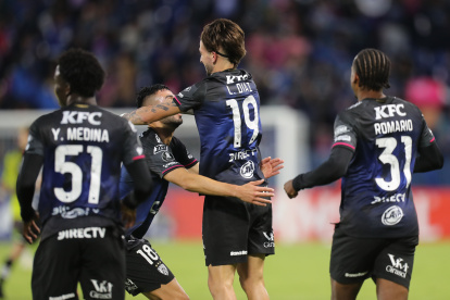 Lautaro Ariel Díaz (c) de Independiente celebra un gol en la Copa Libertadores entre Independiente del Valle (IDV) y Liverpool.