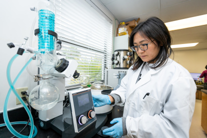 La profesora asociada, Yu Wang, mientras trabaja en su laboratorio.