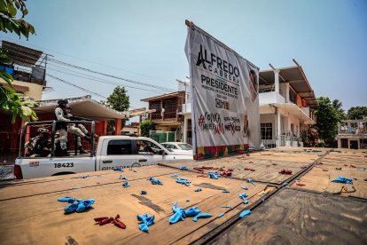 Personal de la Guardia Nacional (GN) hacen presencia en el lugar donde se realiza el funeral del candidato a la alcaldía de Coyuca de Benítez, José Alfredo Cabrera.