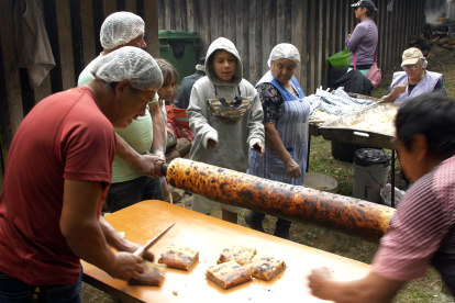 Pobladores preparan la "chochoca", comida tradicional de Chiloé en base a una masa de papa,