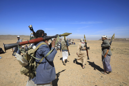 Saná. El ejército popular de los hutíes en su campamento.