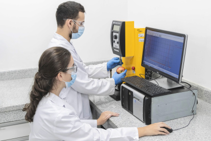 Estudiantes utilizan tecnología de última generación para analizar los productos alimenticios que se consumen a diario y que son comercializados por distintas empresas en todo el país.