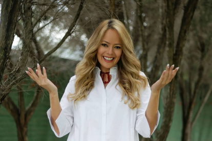 Paullette Velasco estudió Marketing en la USFQ y tiene diplomados y certificaciones en áreas como liderazgo, oratoria, psicología holística o terapia transpersonal.