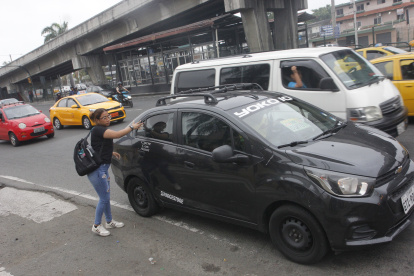 Razón. La inseguridad de los buses urbanos y las demoras de los alimentadores de Metrovía obligan al ciudadano a buscar otros medios de transporte.