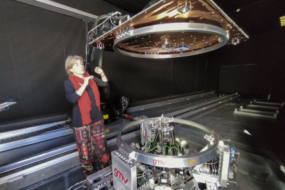 La directora de estrategia y desarrollo de negocio de Ciencia, Exploración y Transporte de GMV, Mariella Graziano, muestra un prototipo.