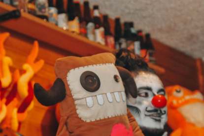 Las artistas confeccionan arte palpable a través de la creación de seres imaginarios y con olores.