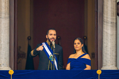 El presidente de El Salvador, Nayib Bukele junto a su esposa Gabriela Rodríguez, durante la ceremonia de investidura.