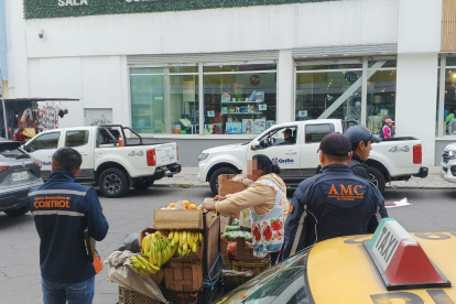 El 30 de mayo de 2024 se realizó un operativo de control en los exteriores del mercado Santa Clara, en Quito.
