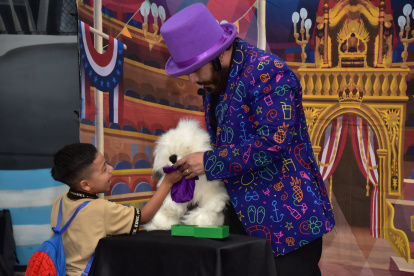 En la Terminal Terrestre de Guayaquil, un show de magia ha cautivado a los niños.
