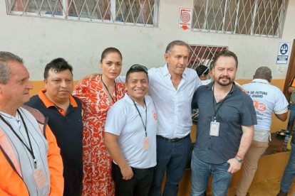 Jorge Sánchez (de camisa blanca) es el nuevo presidente del partido Izquierda Democrática.