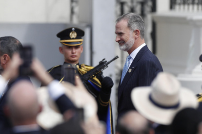 El rey Felipe VI saluda a su llegada para participar en la ceremonia de investidura del presidente salvadoreño, Nayib Bukele, este sábado.