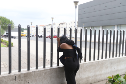 Pérdida. La madre del joven asesinado lamenta la pérdida de su hijo mayor fuera de la morgue de Guayaquil. Él es el único varón de sus hijos.