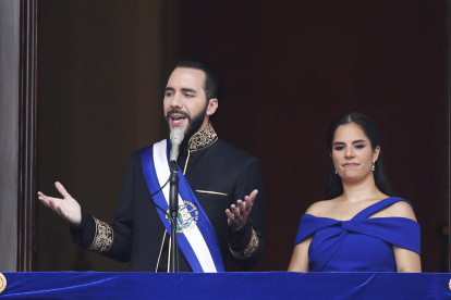 El presidente de El Salvador, Nayib Bukele, acompañado de su esposa, Gabriela Rodríguez, durante la ceremonia de investidura para un segundo mandato.
