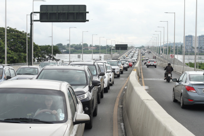 En las mañanas se registran atolladeros en los puentes que conectan Guayaquil con Daule y Samborondón.