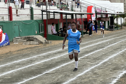 Melany Arroyo demostró su velocidad en las competencias de 100 y 200 metros planos desarrolladas en la pista atlética del estadio de la Universidad Laica Eloy Alfaro.