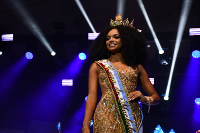 Lisbeth Juliette González Rojas, de 23 años, fue coronada como la nueva Reina de Machala. Kiara Paulina Armijos Feijoo fue designada como Virreina.